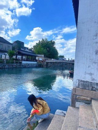 我一个人静静地在河边