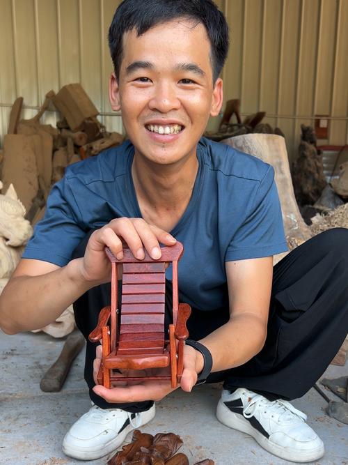 80后白领夫妻转型做木制工艺品  第1张