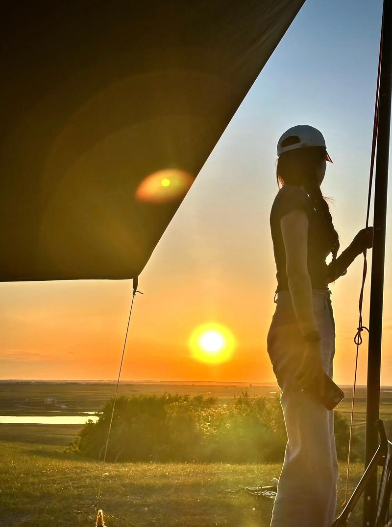 描写夕阳影子的优美句子(夕阳影子照片情侣头像) 第1张 描写夕阳影子的优美句子(夕阳影子照片情侣头像) 第1张