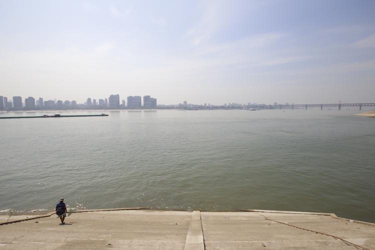 面对一城水  第1张