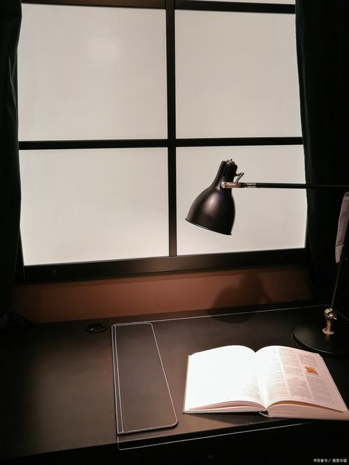 灯下闻书香  第1张