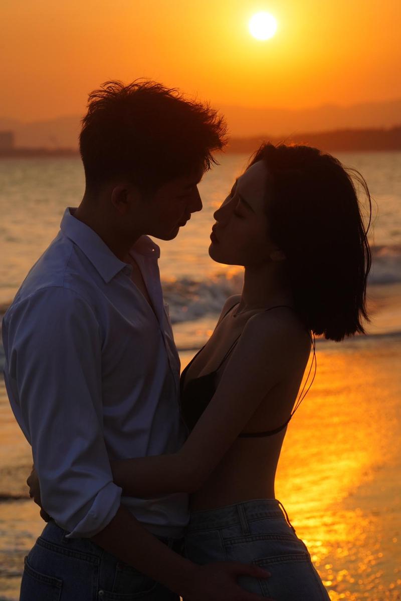 夕阳下的恋人  第1张