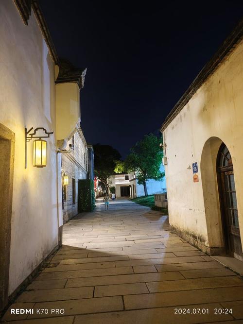 走进夜色  第1张