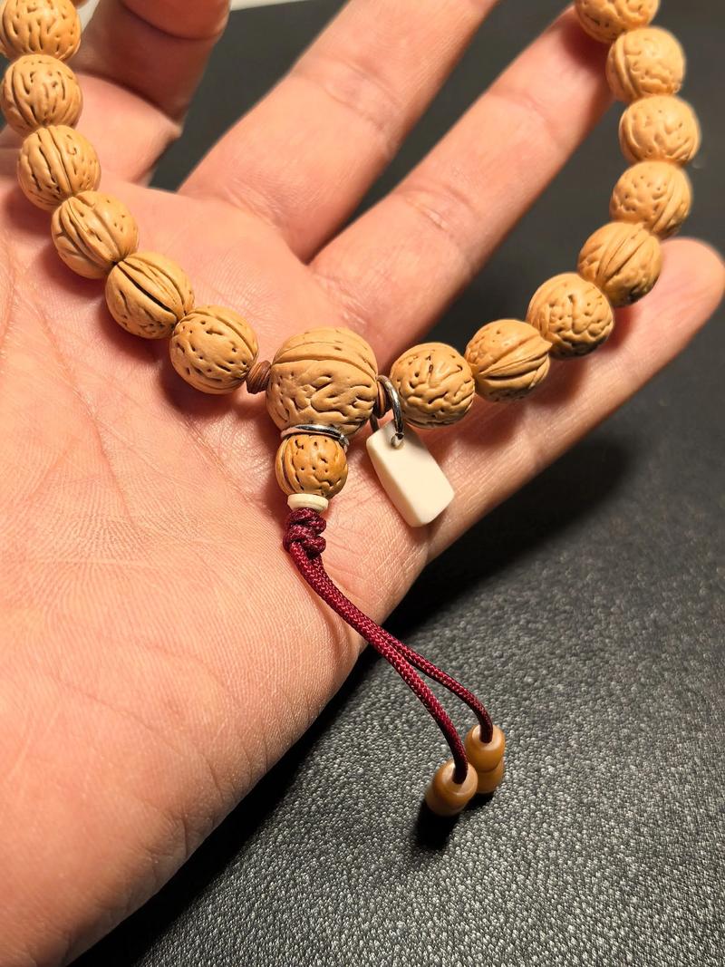 三颗桃核  第1张