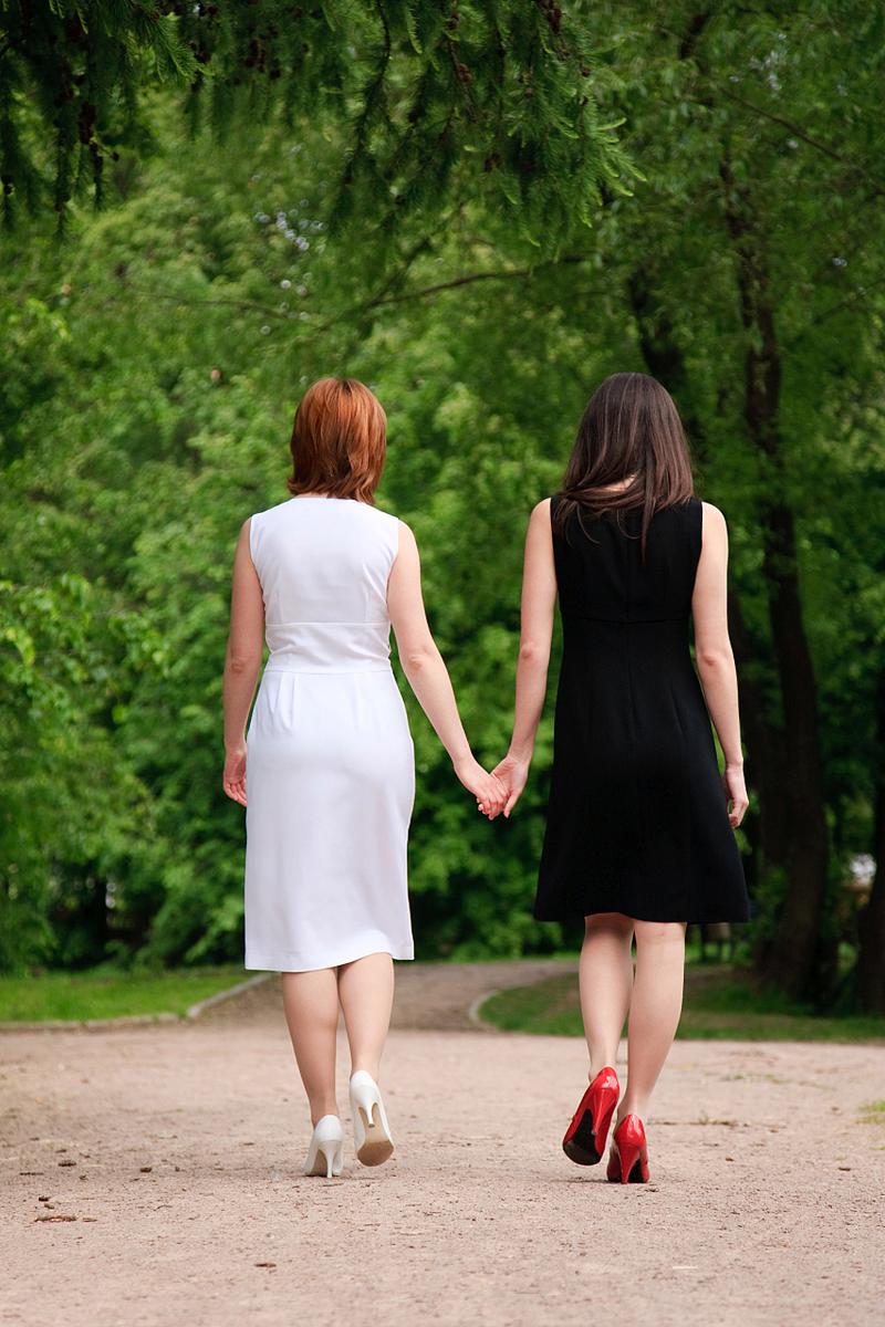 不同的两个女人  第1张