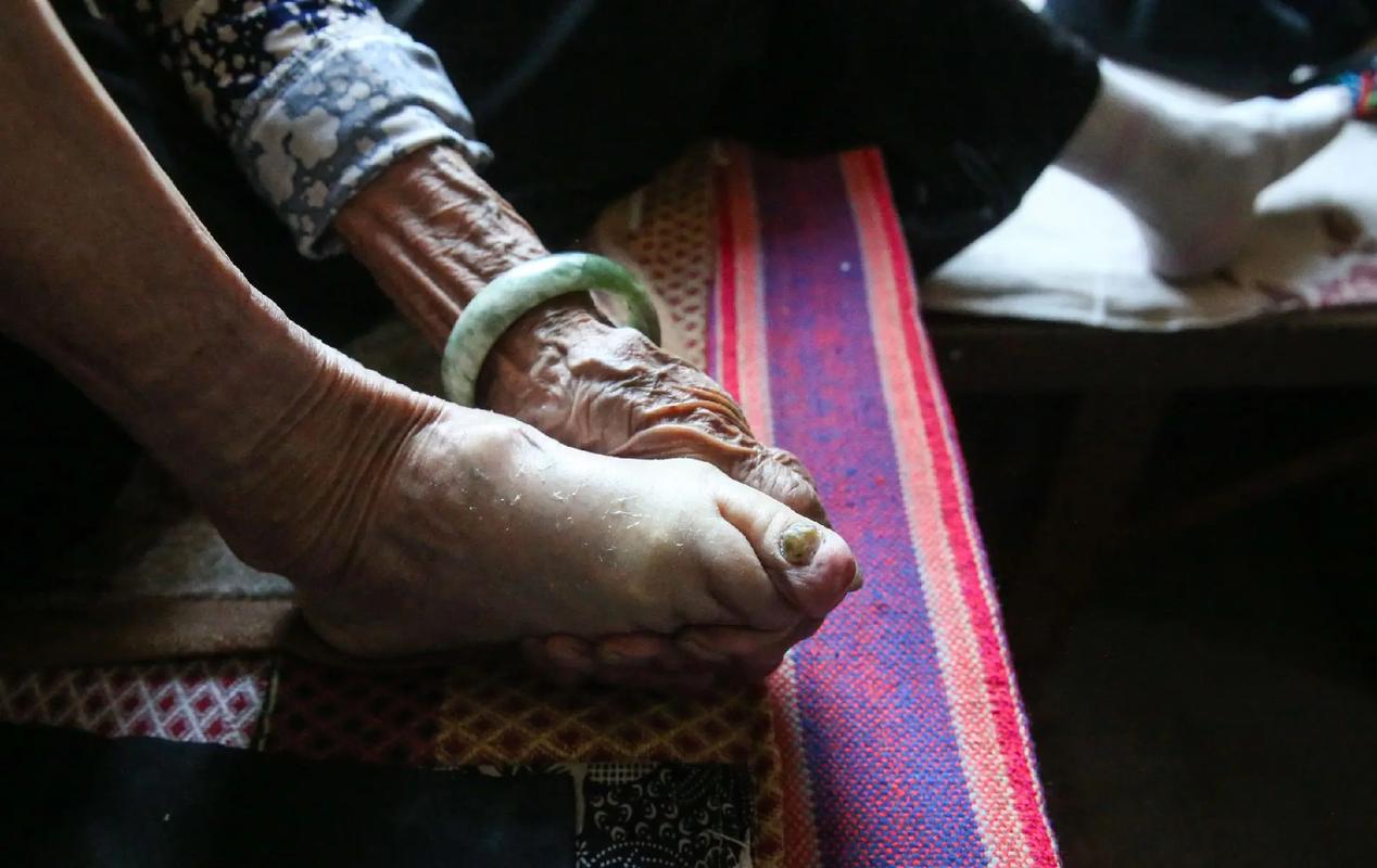 我的小脚奶奶  第1张