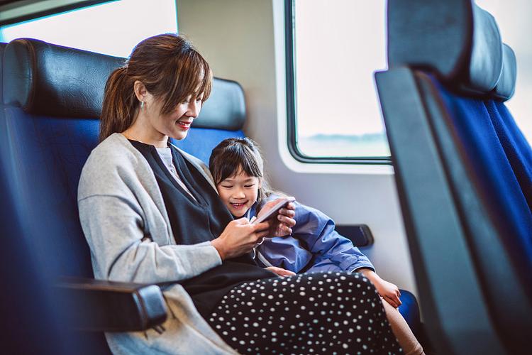 母亲和火车  第1张