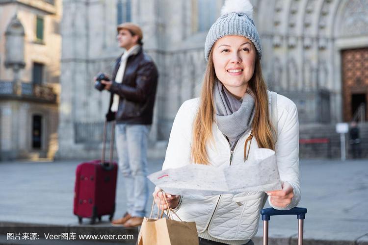 站在地图前  第1张