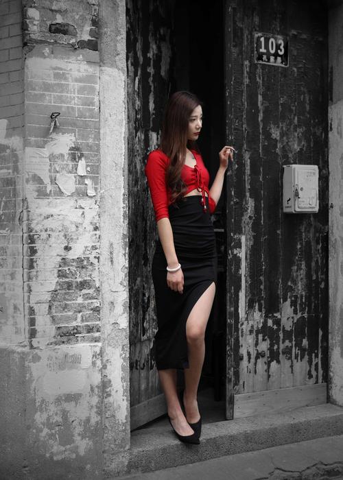 巷口那个女人  第1张