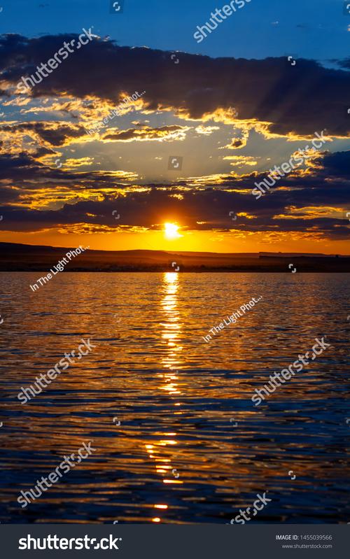 露水与黄昏之间  第1张