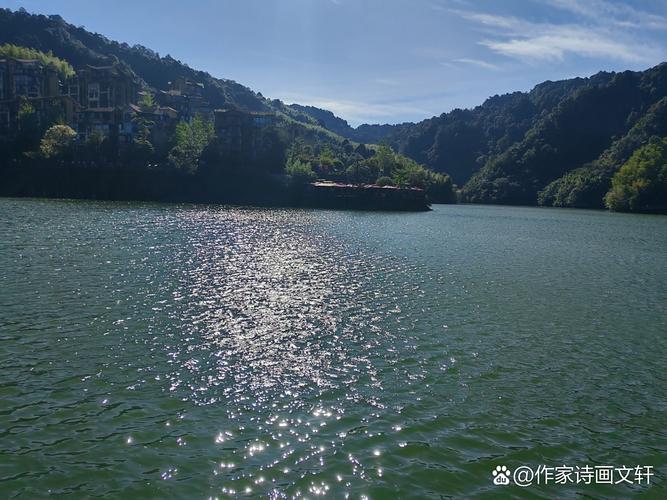 别离湖畔的光  第1张