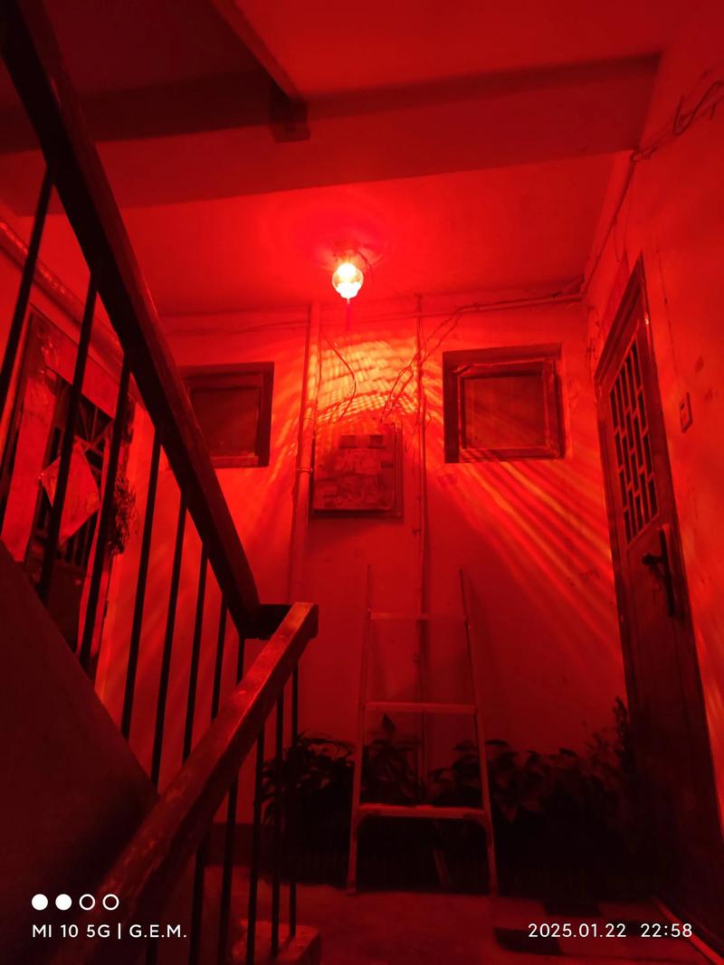 楼道里的灯光  第1张