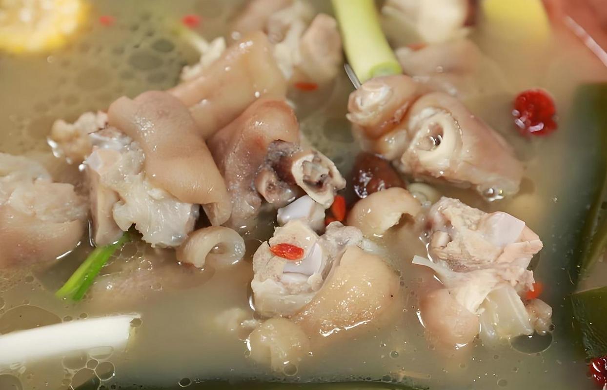 三只炖猪蹄  第1张