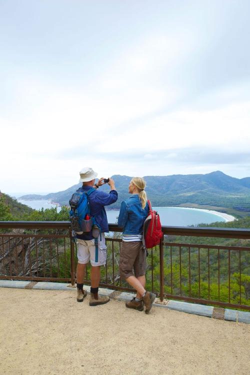 阳光下的旅行  第1张