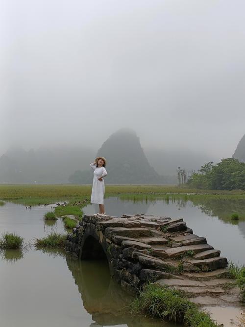 人在桥上行，桥在风景中  第1张