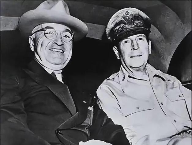 道格拉斯·麦克阿瑟将军是一位伟大的军事领袖吗？  第1张