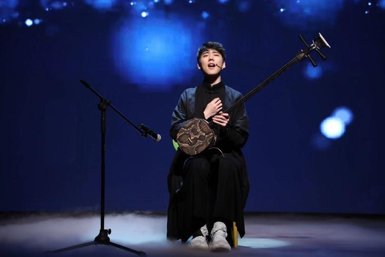 弹三弦的男子  第1张