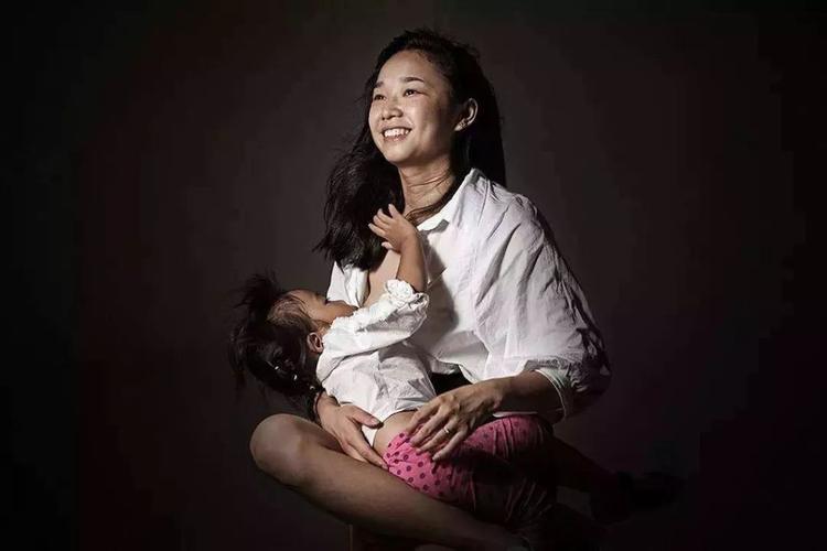 圣洁的母亲哺乳  第1张