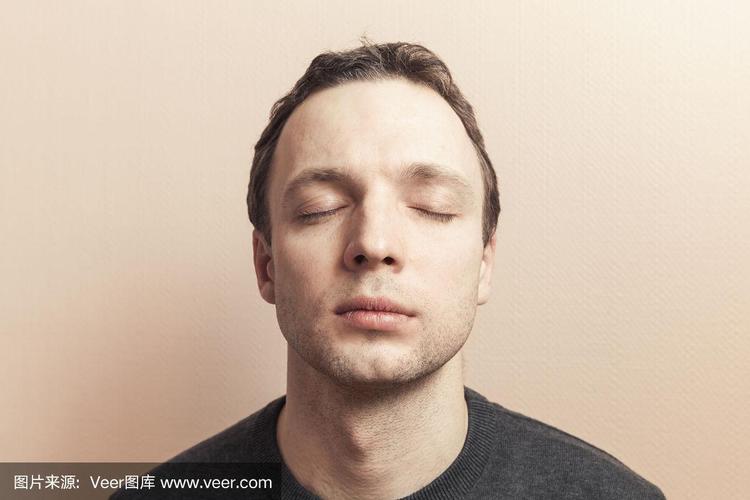 半闭双眼的人  第1张