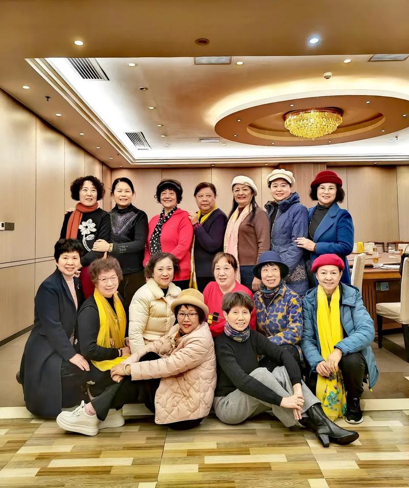 好姐妹相聚开心快乐  第1张