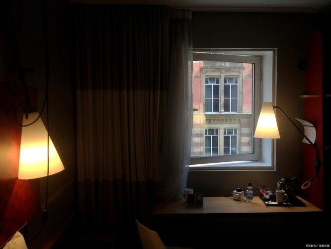 你看，屋子里的灯光亮着  第1张