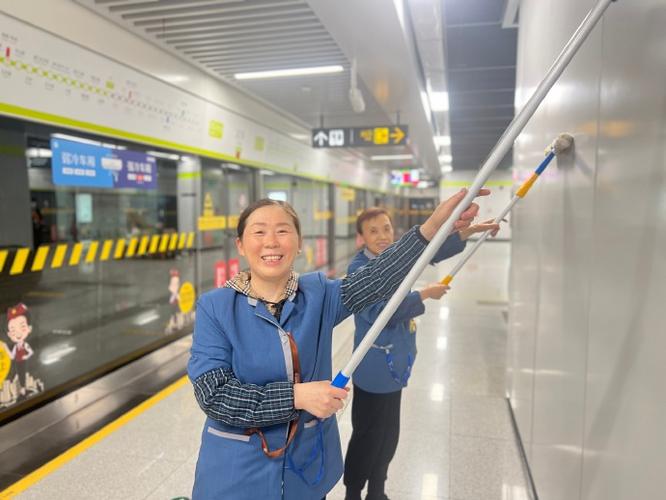 地铁上的微笑  第1张