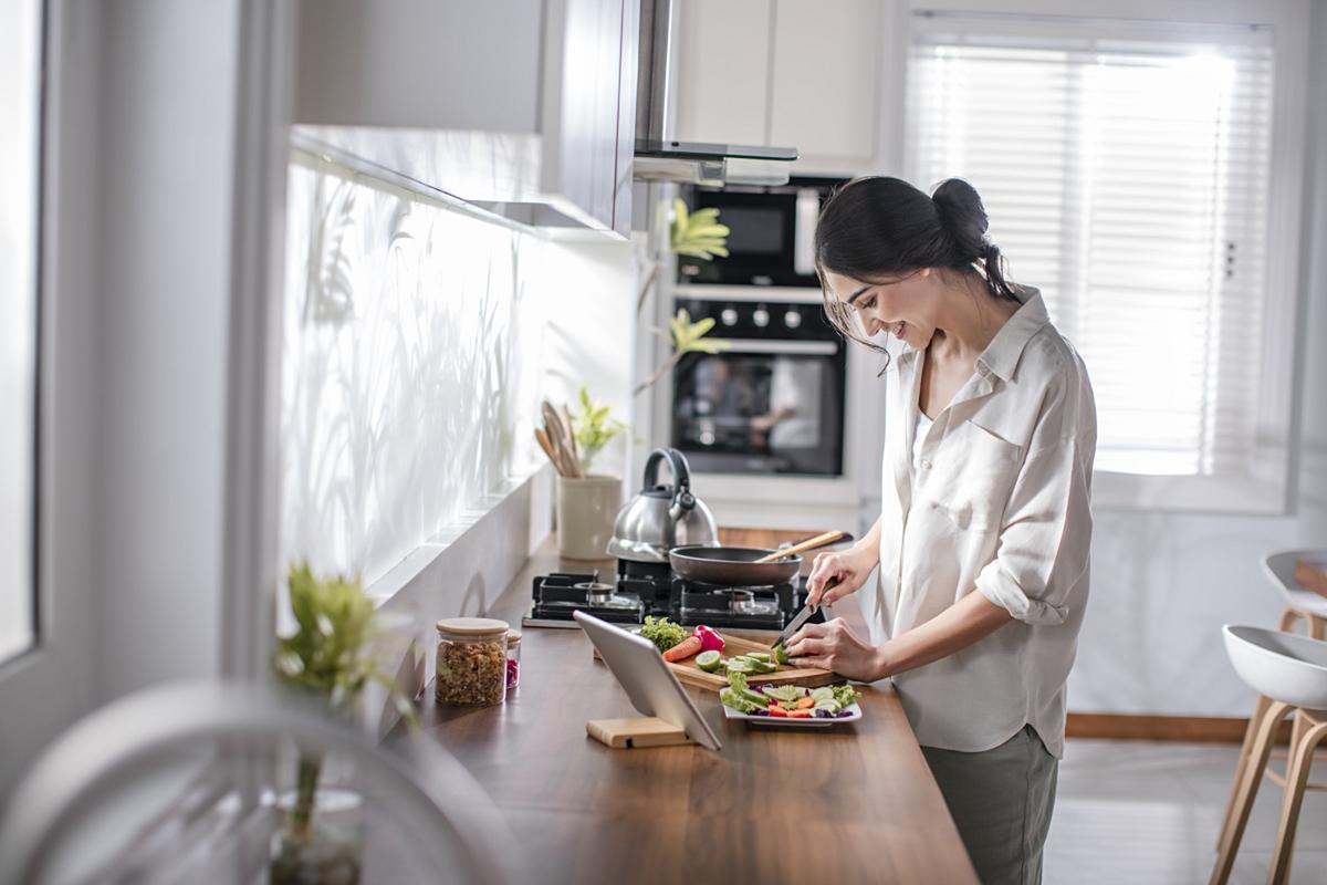 炒菜的女人  第1张