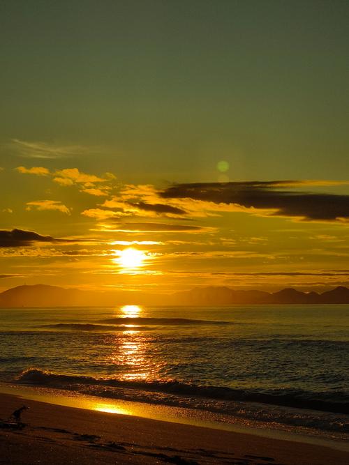 感受潮水与浪漫的约会，迎接美丽日出和浸泡海水的幸福时光！  第1张