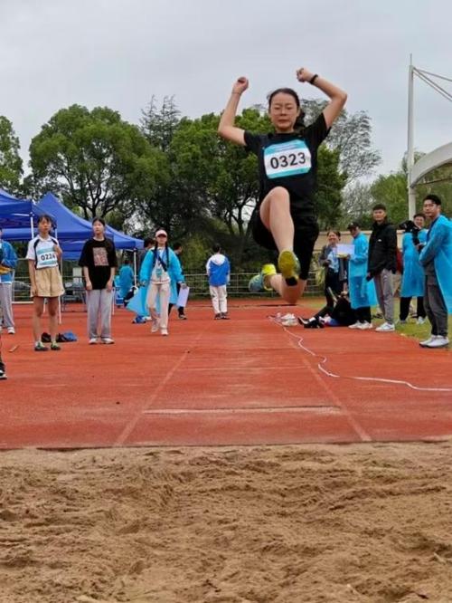 场上恣意挥洒汗水,场下勇攀学业高峰——记录学霸云集的大运赛场 第1张 场上恣意挥洒汗水,场下勇攀学业高峰——记录学霸云集的大运赛场 第1张