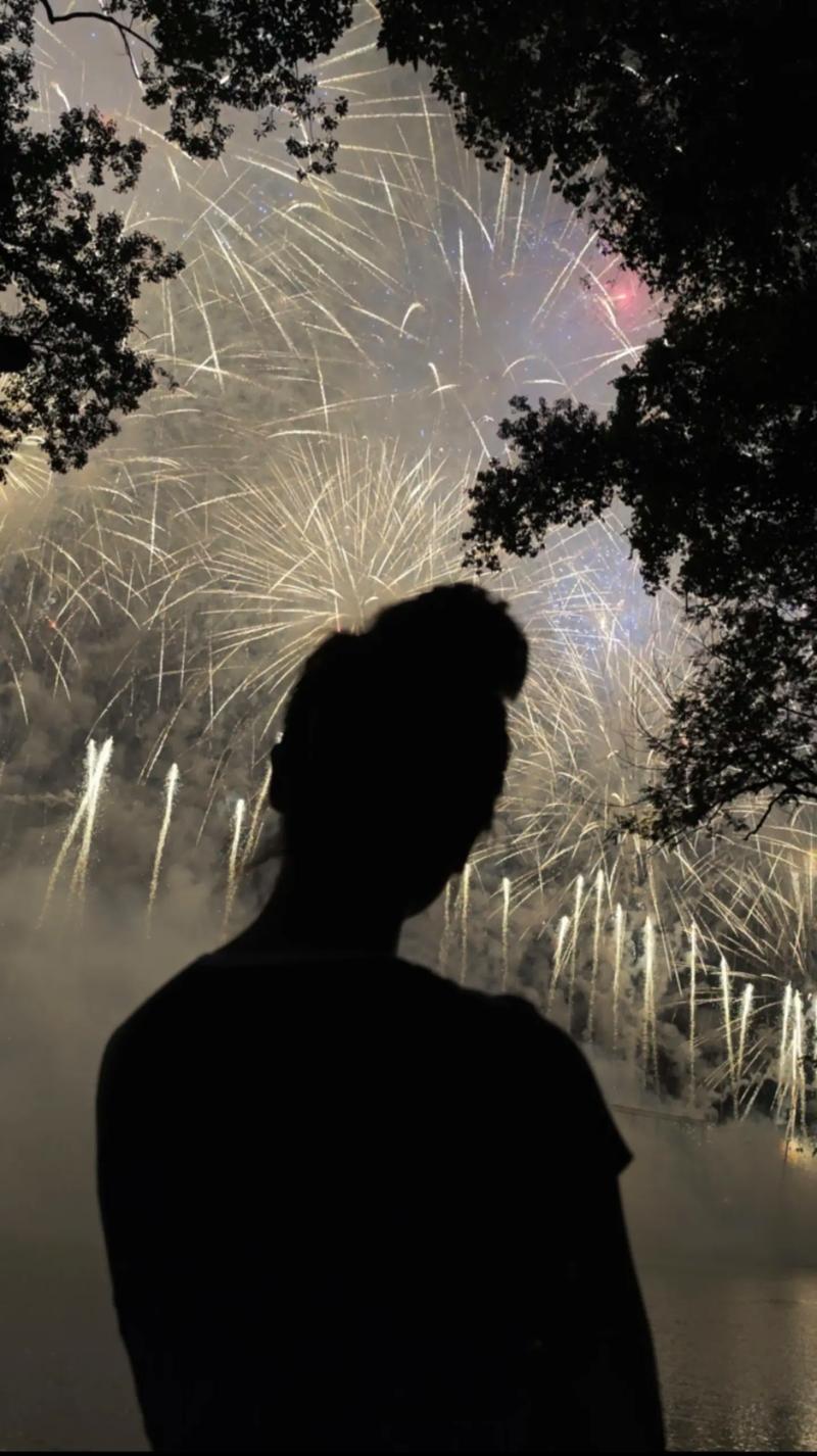 婚外恋像极了烟花，一瞬间绚丽整个天空，过后只有无尽黑暗和悔恨  第1张