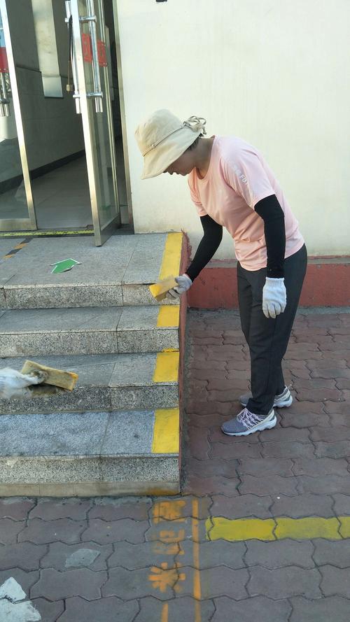 青春，就是默默为你擦拭桌椅  第1张