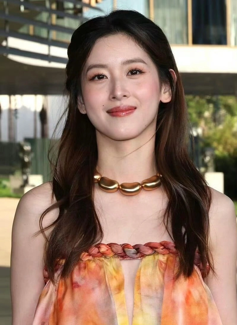 章泽天的顶级清醒：退出播客、深耕艺术圈，她才是真正的人生策略家  第3张