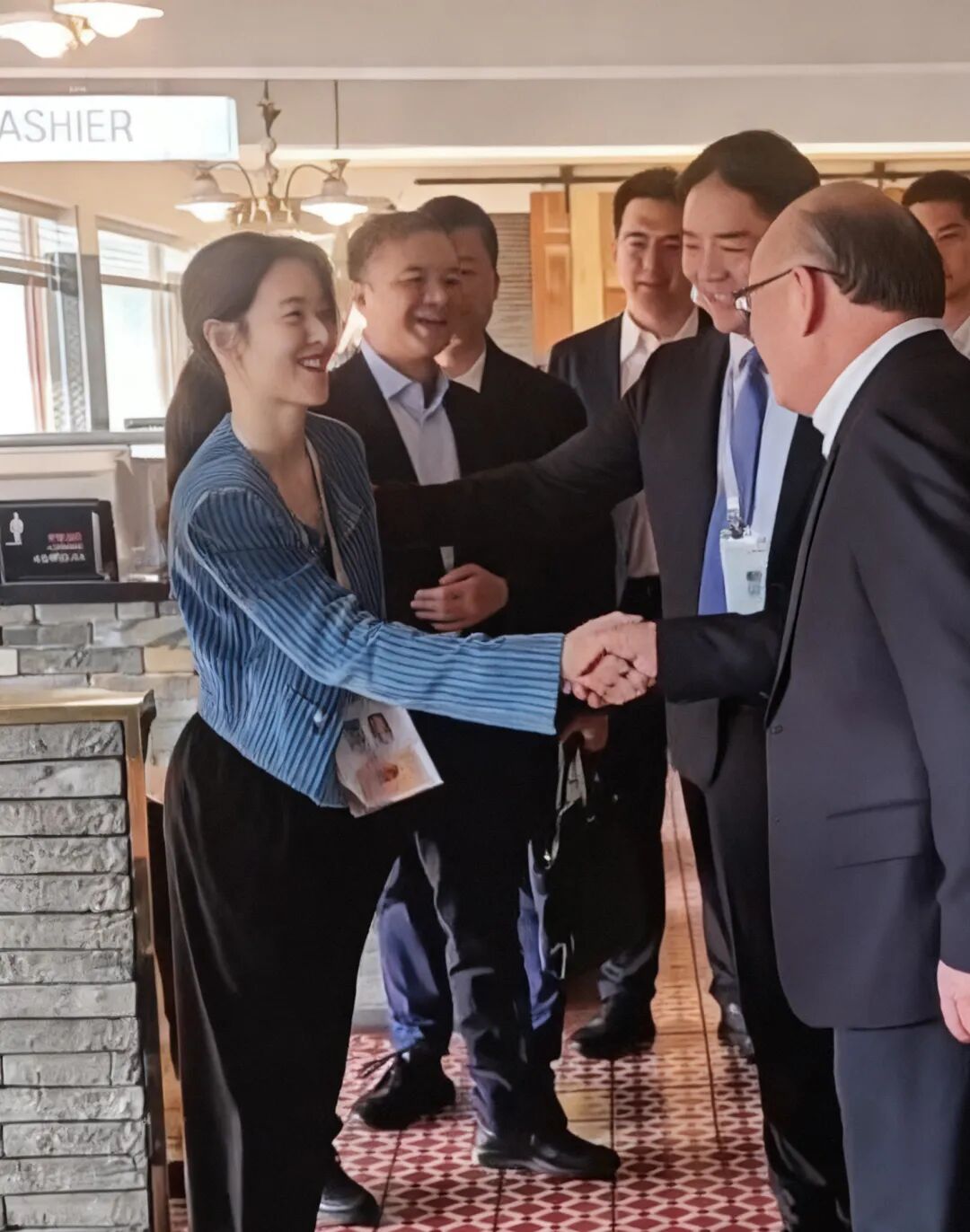 章泽天的顶级清醒：退出播客、深耕艺术圈，她才是真正的人生策略家  第4张