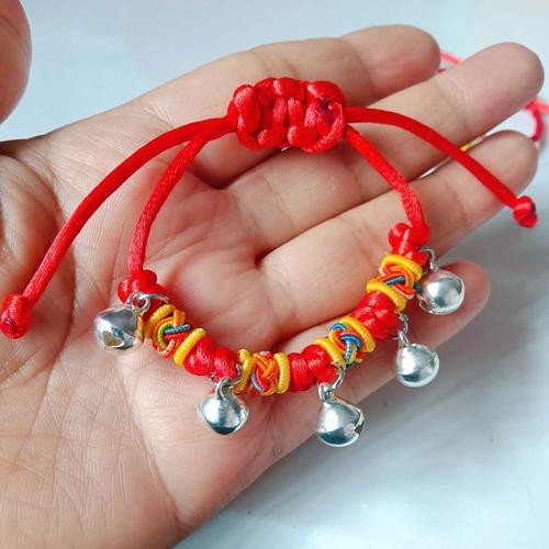 红绳上的铃铛  第1张
