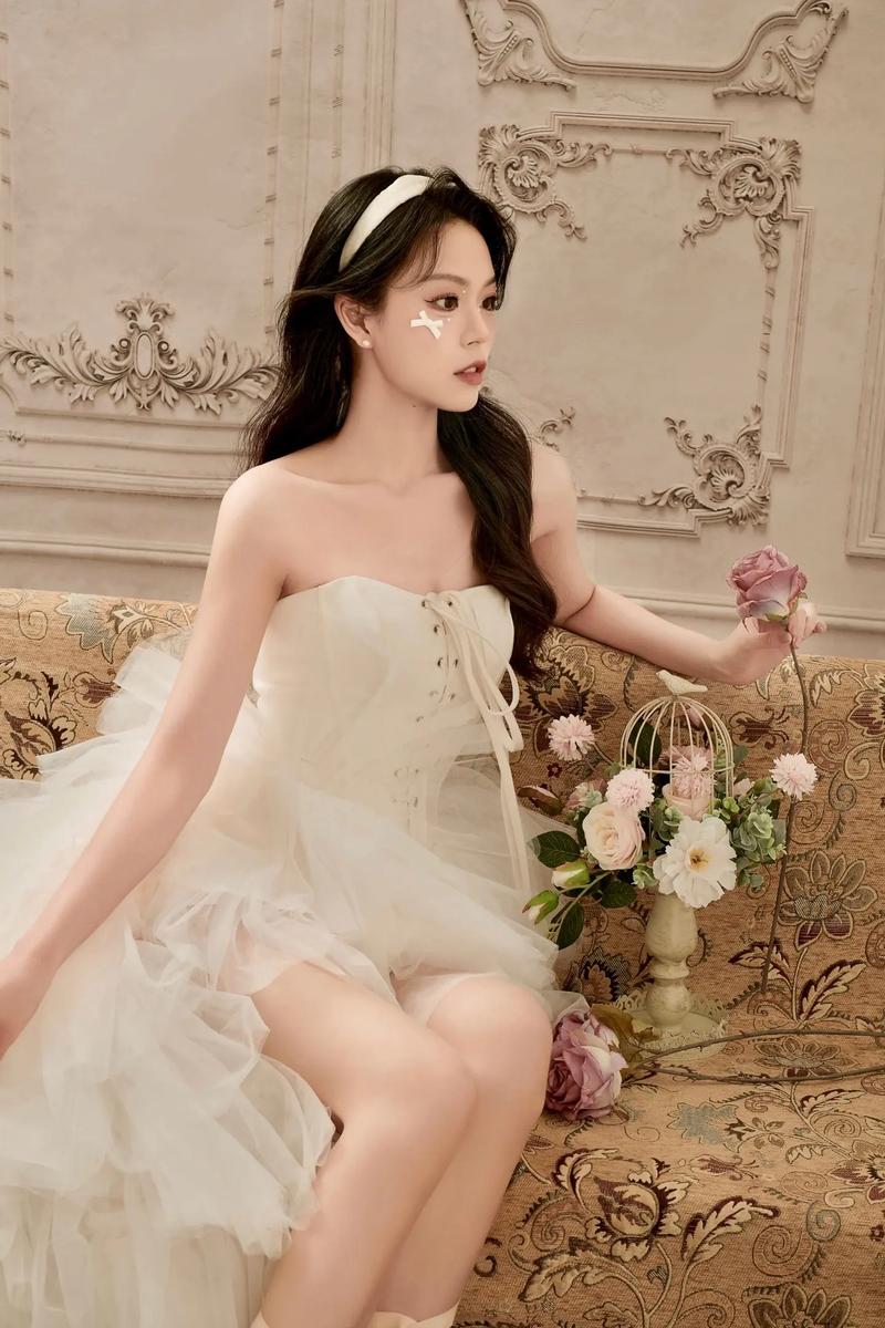 小云和阿花已经结婚了，为什么他们还偷偷摸摸的约会呢？  第1张