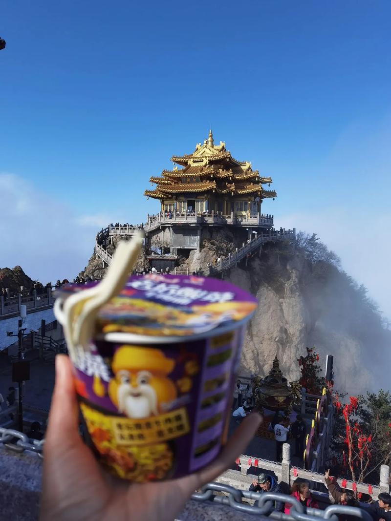 一句“老君山上吃泡面”景区人山人海山顶泡面盒堆积  第1张