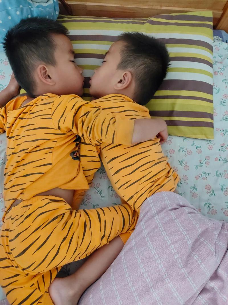 兄弟之间情同手足，兄妹之间也是一样的，都是至亲之人。  第1张