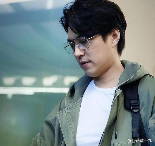 刘敏涛表情管理失控、靳东摇滚、张若昀假唱，演员唱歌翻车太搞笑  第1张