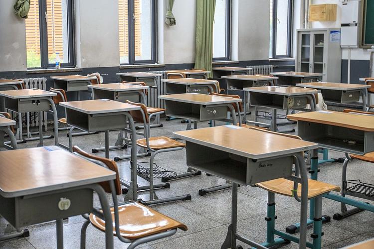 我爱我的学校，爱教室的窗明几净，我在这里学习很快乐  第1张