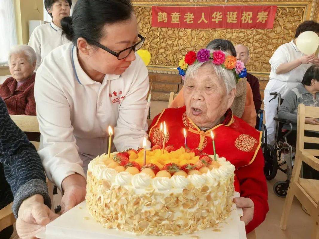 老人生日全家聚在一起，老人一句话惊呆众人：以后你们轮流照顾我  第1张