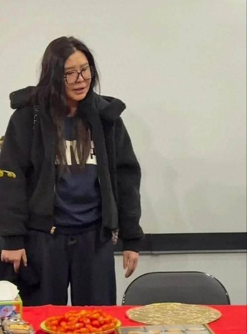56岁王祖贤久违登台演讲，身材圆润发福明显，脖子前倾还驼背  第1张
