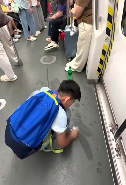 小暖男公交车上演绎英雄义举他主要做了什么  第1张