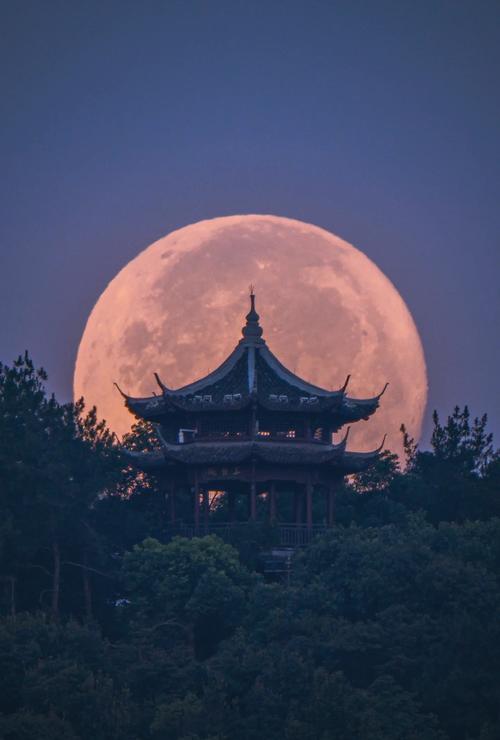 一边是日出 一边是月落 日月同辉 宁静致远  第1张