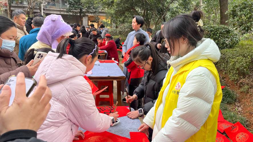 长沙秀峰山社区:社校联动,老少同乐,共绘幸福社区美卷 第1张 长沙秀峰山社区:社校联动,老少同乐,共绘幸福社区美卷 第1张
