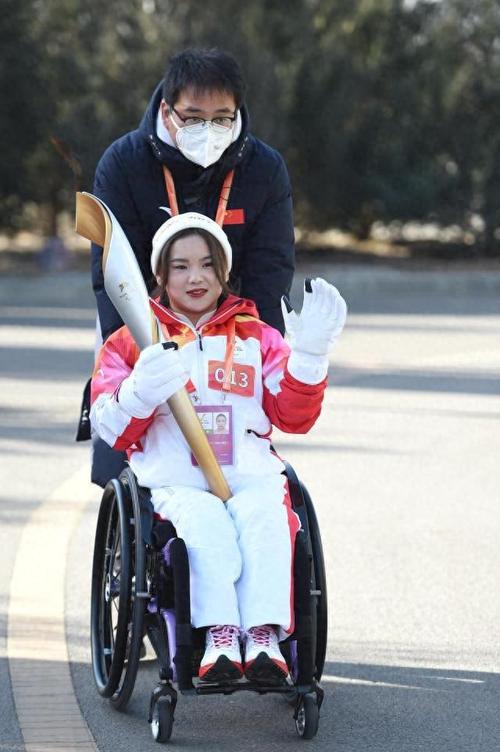 对话|残奥冠军郭玲玲:21岁练举重 体育让她再不自卑 第1张 对话|残奥冠军郭玲玲:21岁练举重 体育让她再不自卑 第1张