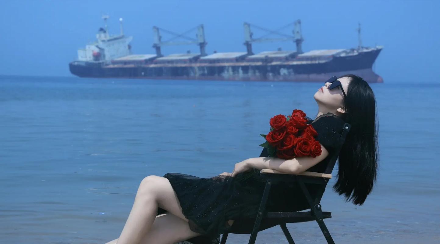 站在海边的少女  第1张