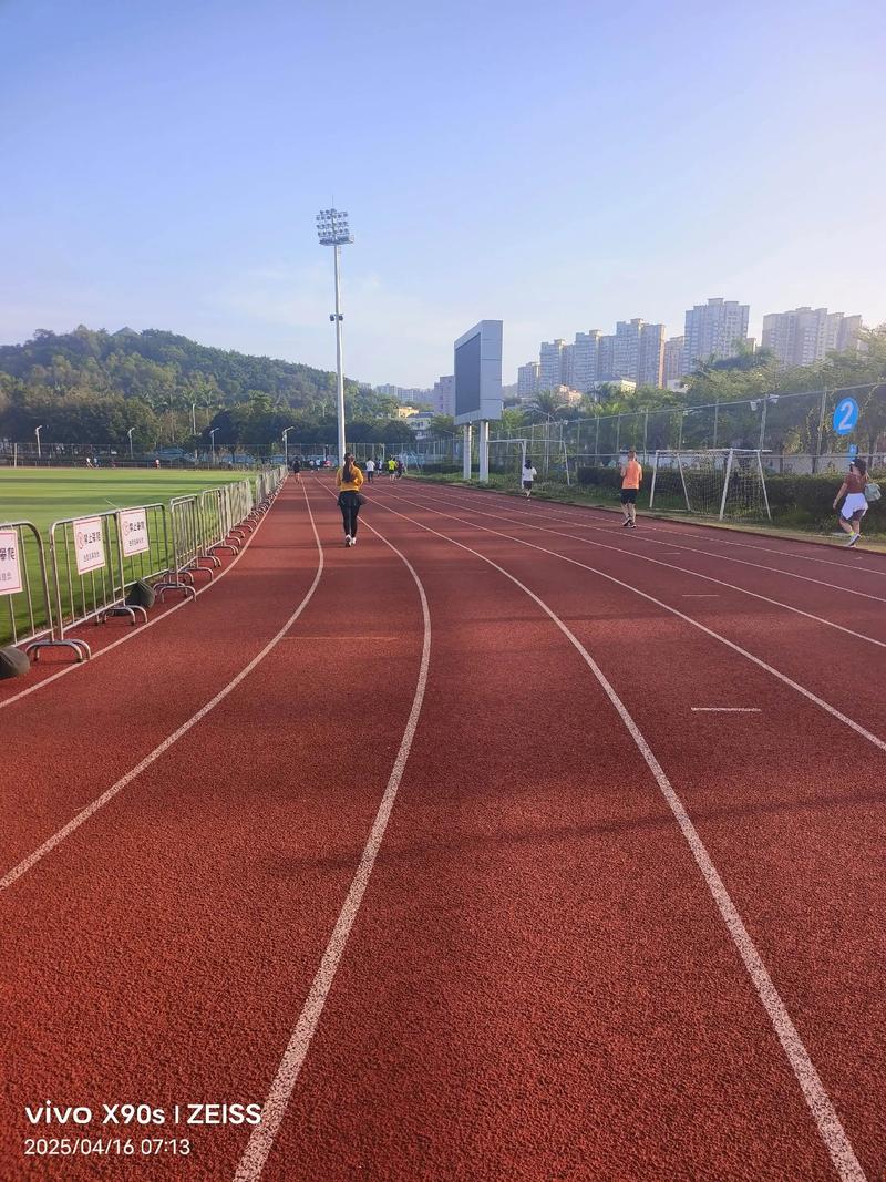 久违的跑道，见着就撒欢  第1张