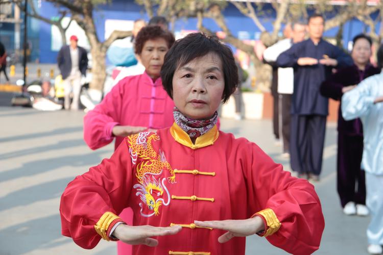 德庆六旬老人坚持练功五十载,轻易击败4名壮汉,每天赚600元 第1张 德庆六旬老人坚持练功五十载,轻易击败4名壮汉,每天赚600元 第1张